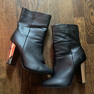 Black booties w heel accent (sz 9)